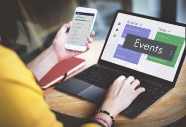 Dizüstü bilgisayar kullanan genç kadın