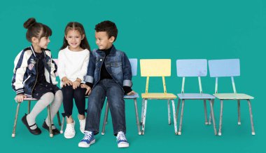 sandalye üzerinde oturan ve konuşurken çocuk