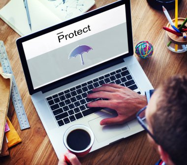 İş adamı dizüstü bilgisayar kullanıyor