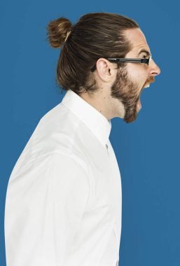 sakallı adam bağırıyor