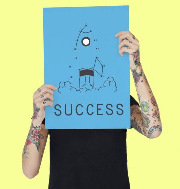 Dövmeli afişini tutan kadın