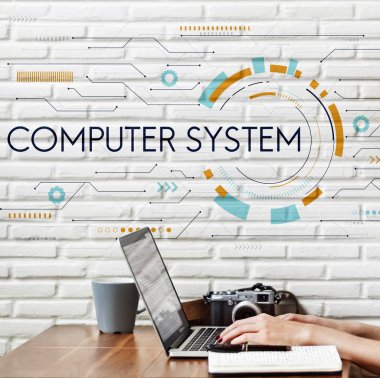 Dizüstü bilgisayarda yazı yazan kadın elleri 