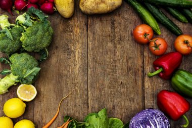 Ahşap arka plan üzerinde sebze çerçeve