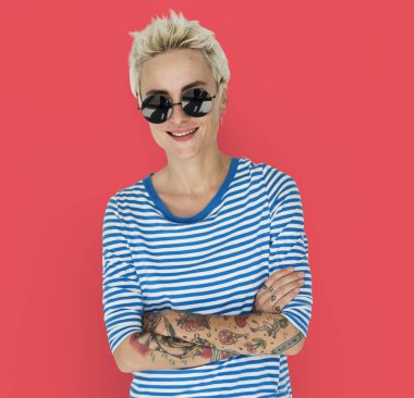  güneş gözlüğü takan kadın