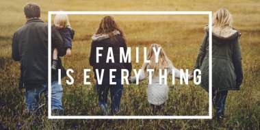 sonbahar alanına yürüyor aile