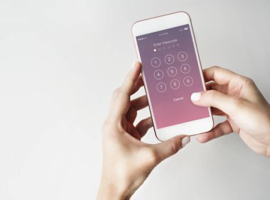 İnsan eli akıllı telefonu tutar