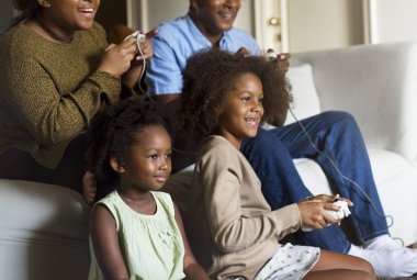 video oyunları oynarken aile