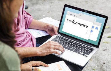 Dizüstü bilgisayar kullanan öğrenciler