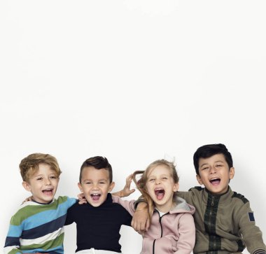 Çocuklar birlikte sarılma 