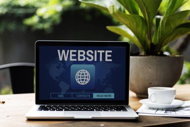 ahşap masa üstünde açılan laptop