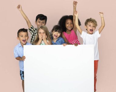  Boşaltmak kurulu gösterilen çocukları