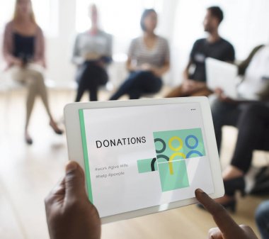 Dijital tablet kullanan kişi