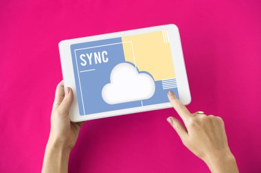 kişi holding dijital tablet