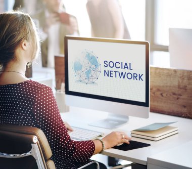 Bilgisayarda çalışan iş kadını