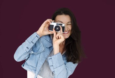 fotoğraf makinesi kullanan kadın 