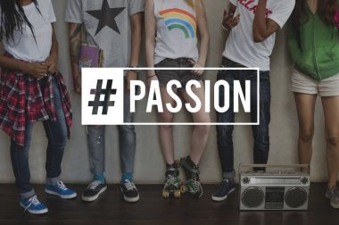 Duvara yakın duran rahat insanlar