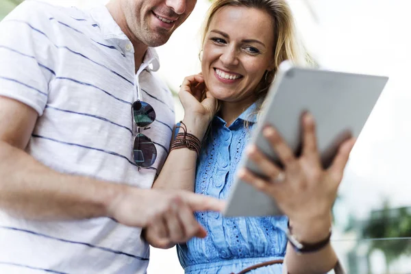 Pasangan memakai tablet digital — Stok Foto