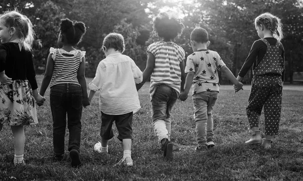 Grupo de jardim de infância jogando no parque — Fotografia de Stock