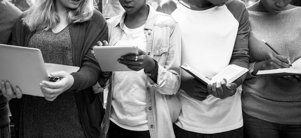 Étudiants multiethniques travaillant ensemble — Photo