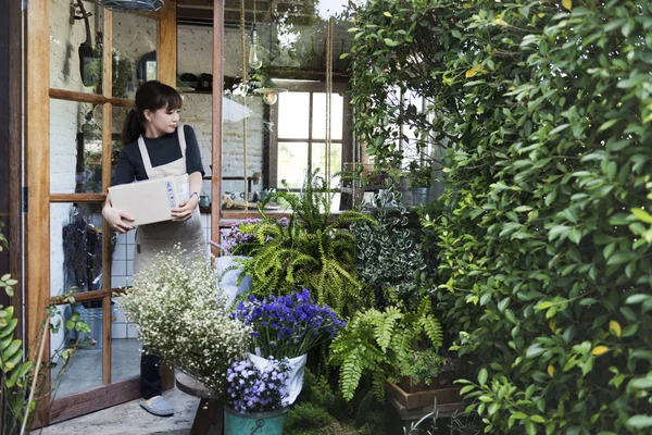 Femme fleuriste travaillant au magasin de fleurs — Photo