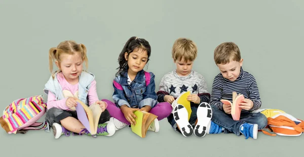 Crianças pré-escolares com livros e mochilas — Fotografia de Stock