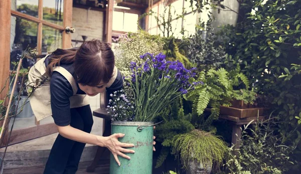 Florista mulher trabalhando na loja de flores — Fotografia de Stock