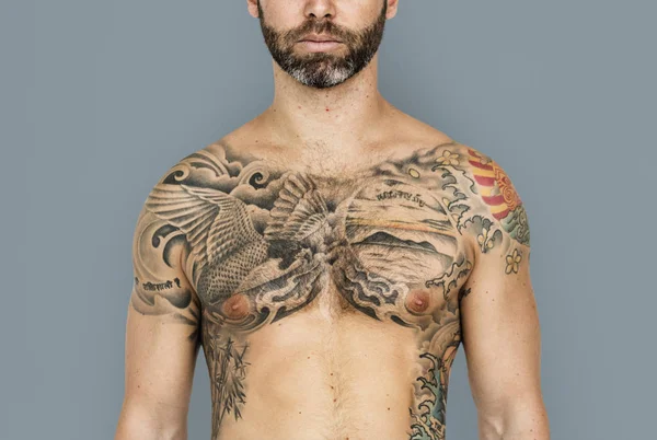 Homem tatuado sem camisa — Fotografia de Stock