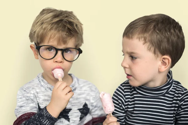 Jongens eten van ijs — Stockfoto