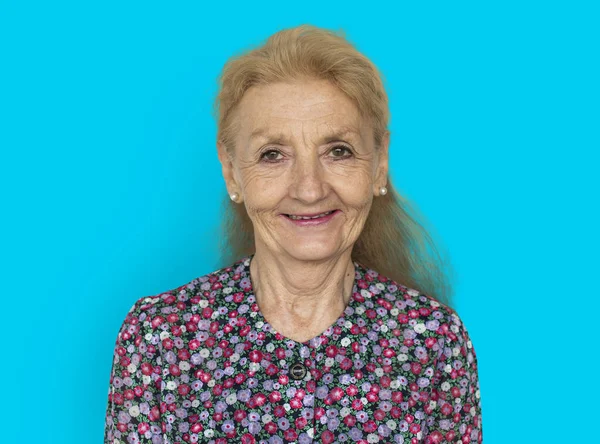 Studio gülümseyen kadın kıdemli