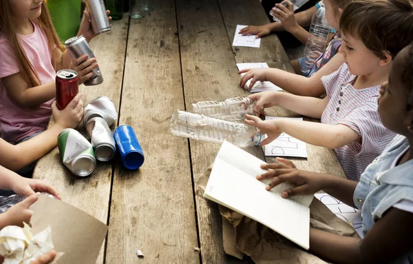 Niños en lección de conservación del medio ambiente — Foto de Stock