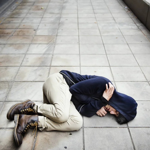 Homem sem-teto dormir na rua — Fotografia de Stock