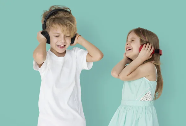 Niños disfrutando de la música en los auriculares —  Fotos de Stock