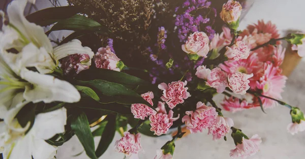 Buntes Blumengesteck Auf Dem Fußboden — Stockfoto