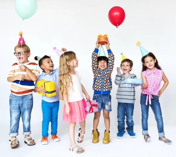 Niños en fiesta de cumpleaños — Foto de Stock