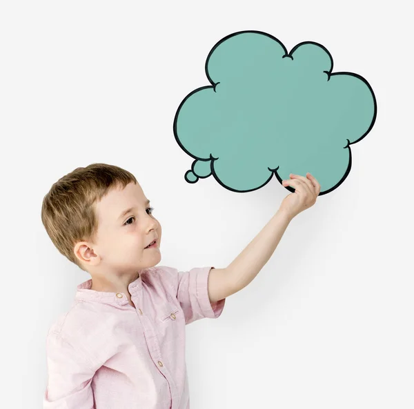 Kağıt düşünme bulut tutan çocuk — Stok fotoğraf