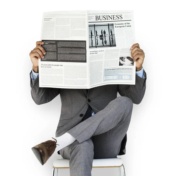 Üzleti ember olvasó újság — Stock Fotó