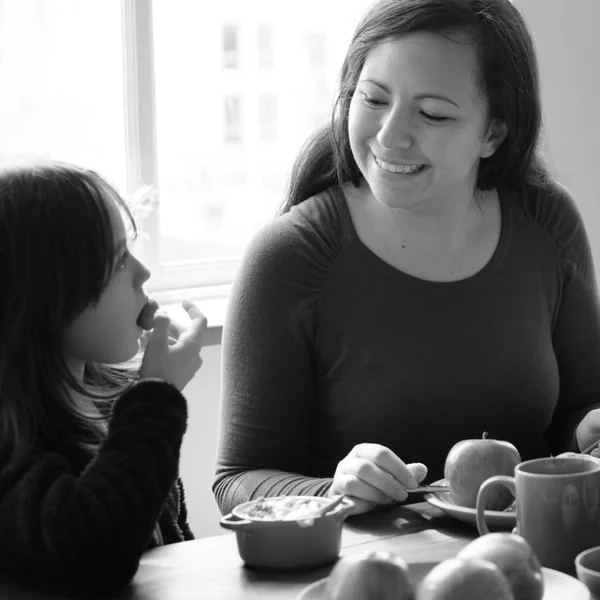 Anya és lánya eszik Breakfast — Stock Fotó