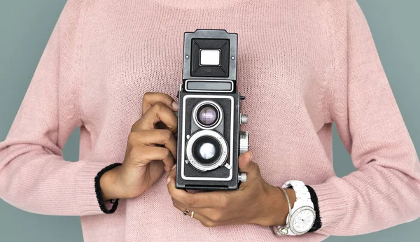 Chica sosteniendo cámara — Foto de Stock