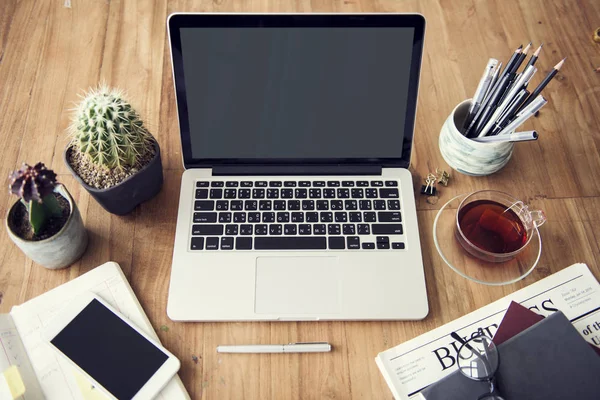 Computador portátil aberto na tabela do local de trabalho — Fotografia de Stock