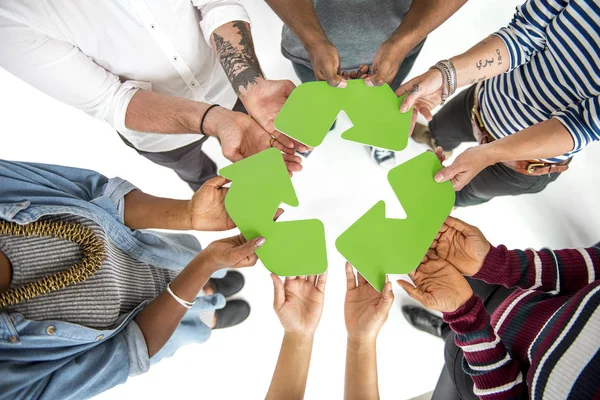 Menschen mit Recycling-Schild — Stockfoto