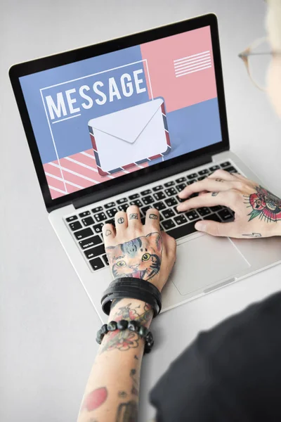 Kvinnliga händer skriva på laptop tangentbord — Stockfoto