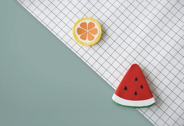 Nep segmenten van watermeloen en sinaasappel — Stockfoto