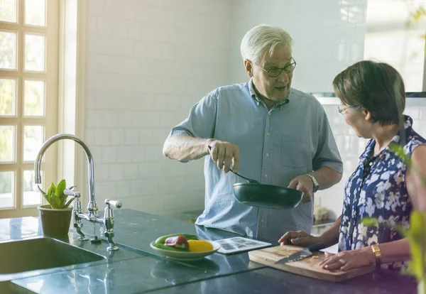 Coppia anziana cucina cibo — Foto Stock