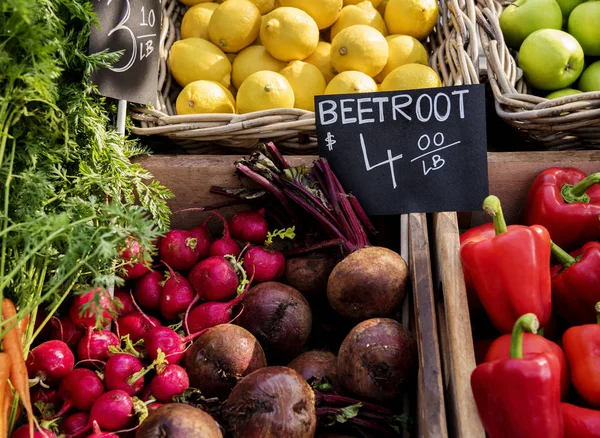 Productos ecológicos en el mercado agrícola — Foto de Stock