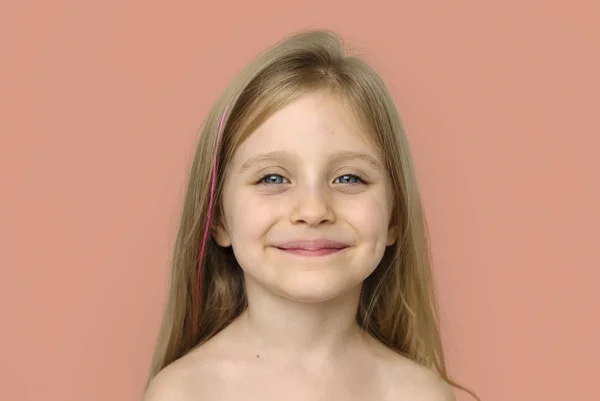 Menina sorridente com peito nu — Fotografia de Stock