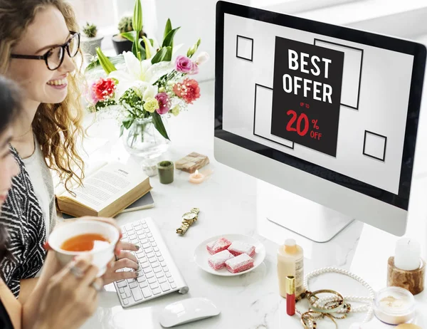 Women sitting at table with computer — Stock Photo, Image