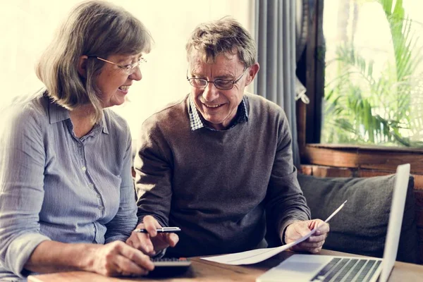 Altes Ehepaar berechnet Budget — Stockfoto