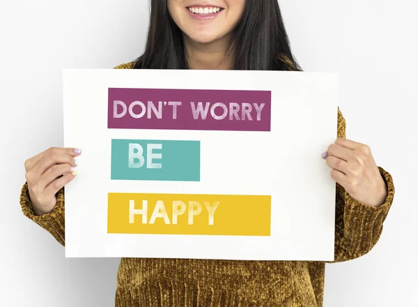 Mulher sorrindo e segura cartaz — Fotografia de Stock