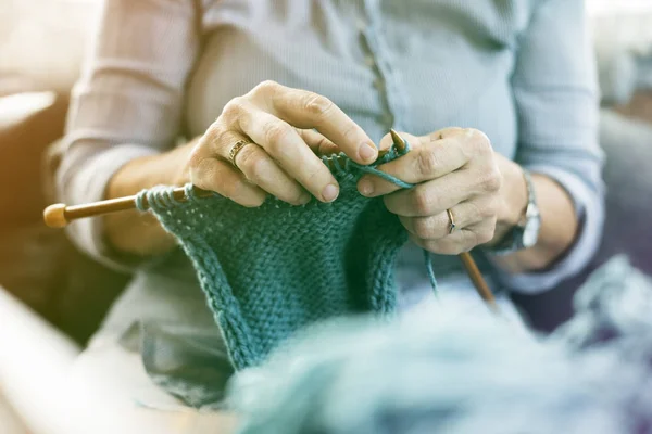 Senior vrouw breien — Stockfoto