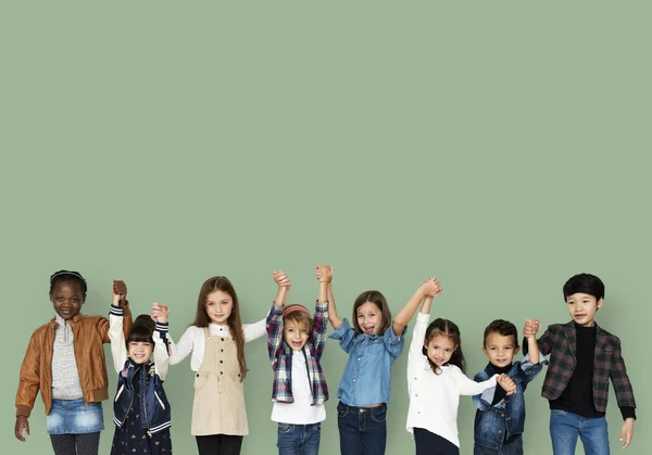 Heureux groupe de diversité enfants en studio — Photo